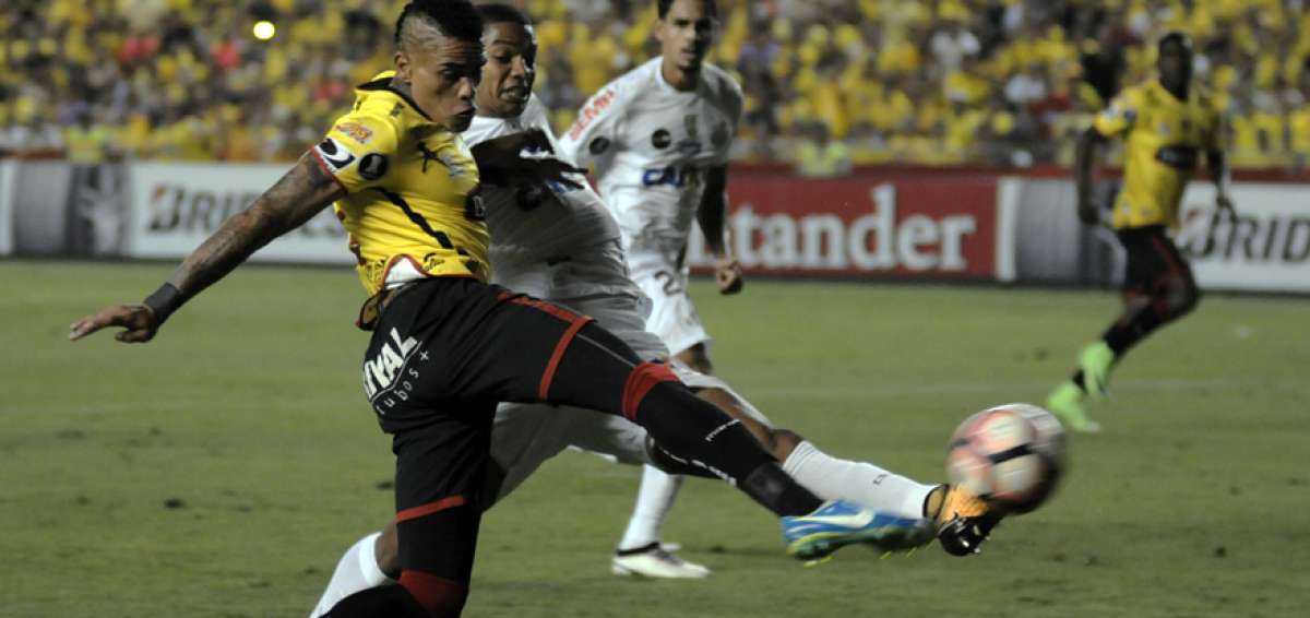 &rarr;El delantero Jonathan &Aacute;lvez remata el bal&oacute;n durante el encuentro entre Barcelona y Santos disputado el 14 de septiembre en el estadio Monumental.