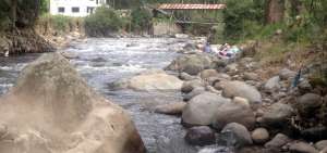 La cuenca del r&iacute;o Yanuncay forma parte del biocorredor que a&uacute;n alberga las tradicionales lavanderas, pero tambi&eacute;n es frecuentado por los pescadores del lugar.