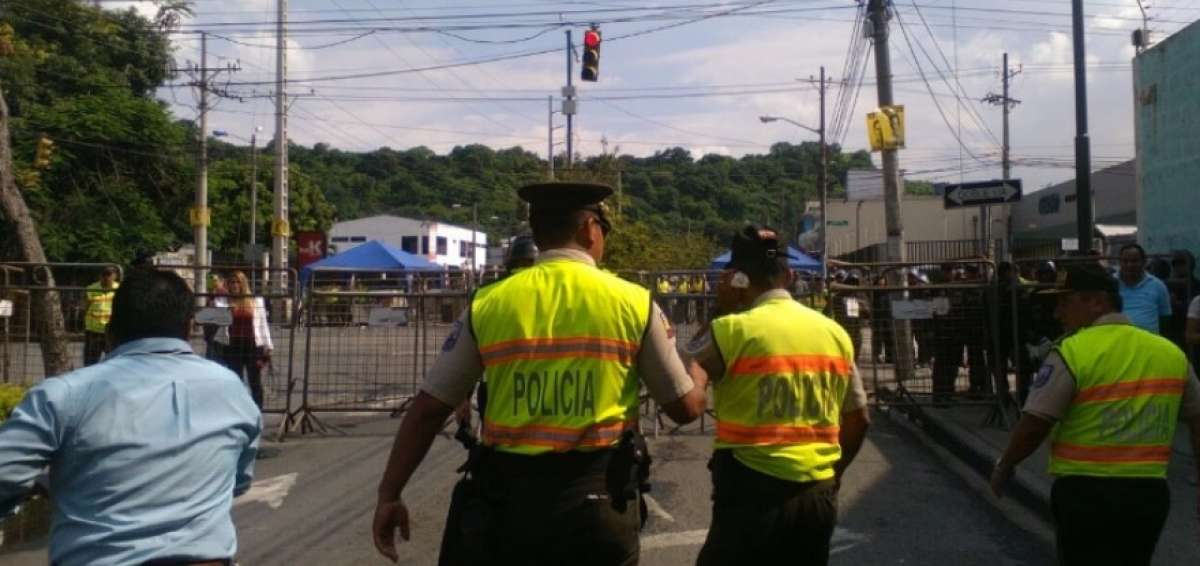 Un polic&iacute;a result&oacute; herido al impedir las agresiones. 