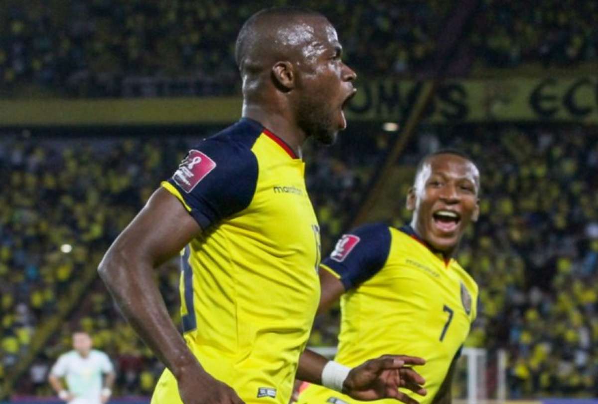 &Eacute;nner Valencia (izq.) y Pervis Estupi&ntilde;&aacute;n celebran un gol en el estadio Monumental, ante Bolivia