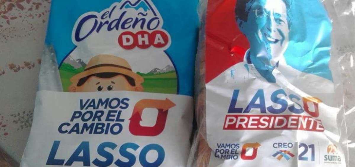 Fundas de leche y pan con logos de la campa&ntilde;a de Guillermo Lasso fueron entregados en Quito.