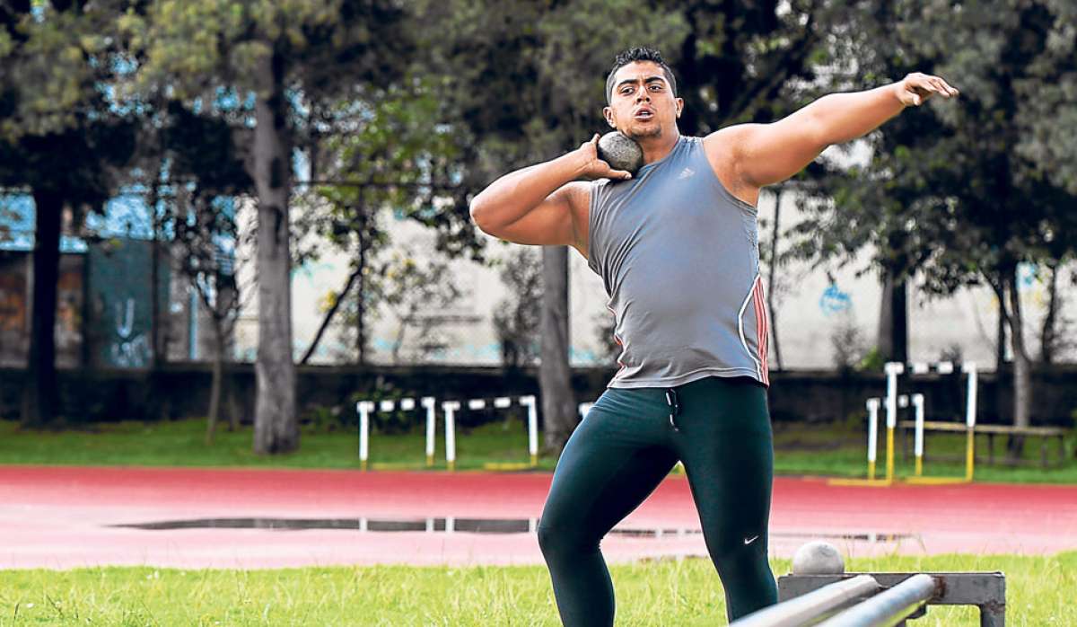 El deportista &lsquo;tricolor&rsquo;, Santiago Esp&iacute;n, se prepara para lanzar la bala durante un entrenamiento esta semana en la pista de Los Chasquis, en Quito. Foto: Carina Acosta / El Tel&eacute;grafo.
