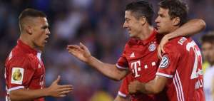El polaco Robert Lewandowski es felicitado por sus compa&ntilde;eros tras marcar un 'hat-trick'.