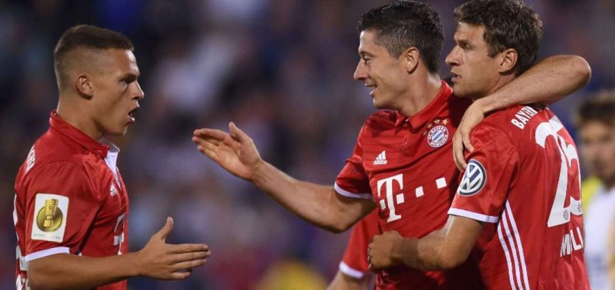 El polaco Robert Lewandowski es felicitado por sus compa&ntilde;eros tras marcar un 'hat-trick'.