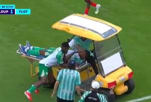 Ins&oacute;lito blooper en Ecuador: carrito de asistencia impact&oacute; a jugador de Liga de Portoviejo