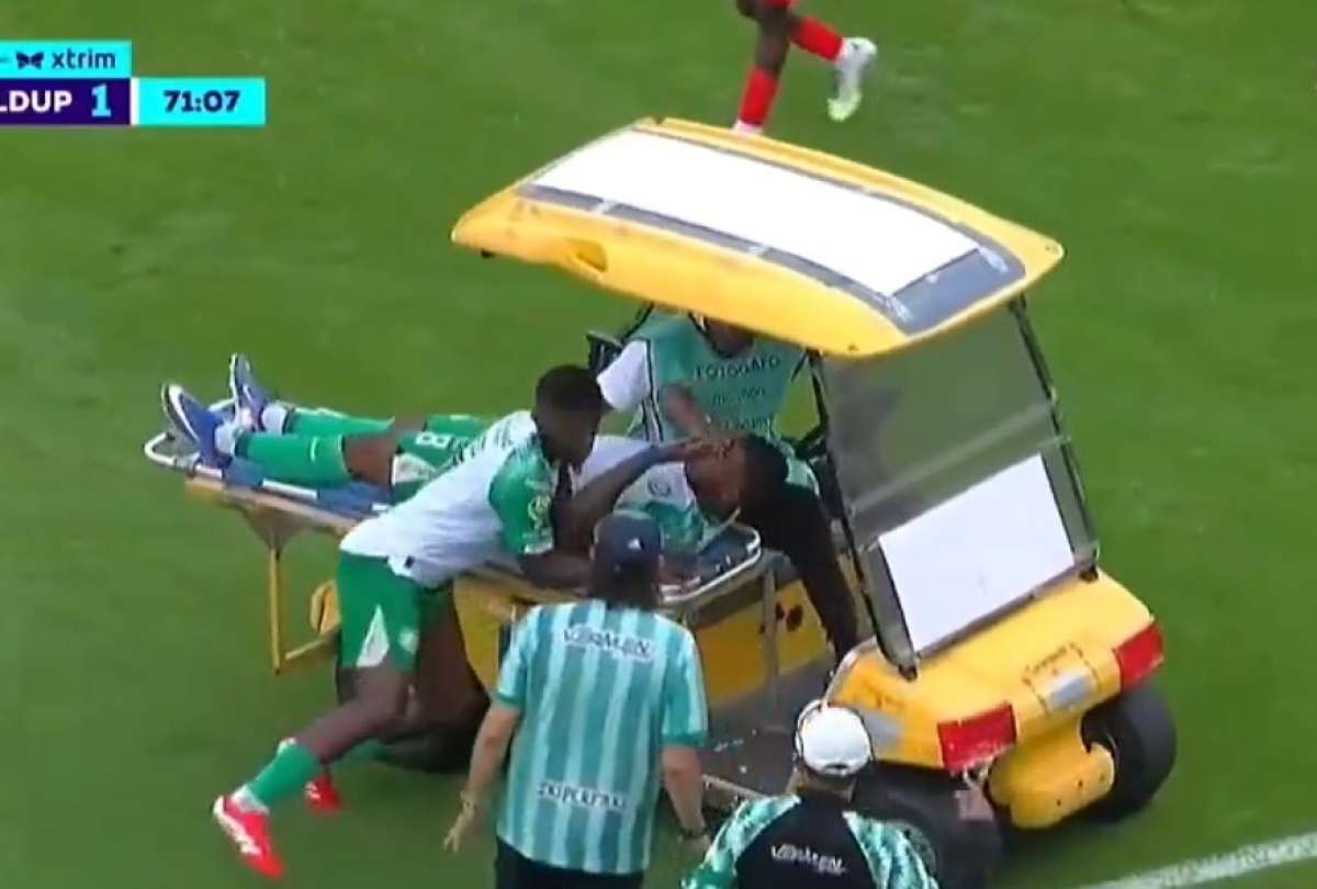 Ins&oacute;lito blooper en Ecuador: carrito de asistencia impact&oacute; a jugador de Liga de Portoviejo