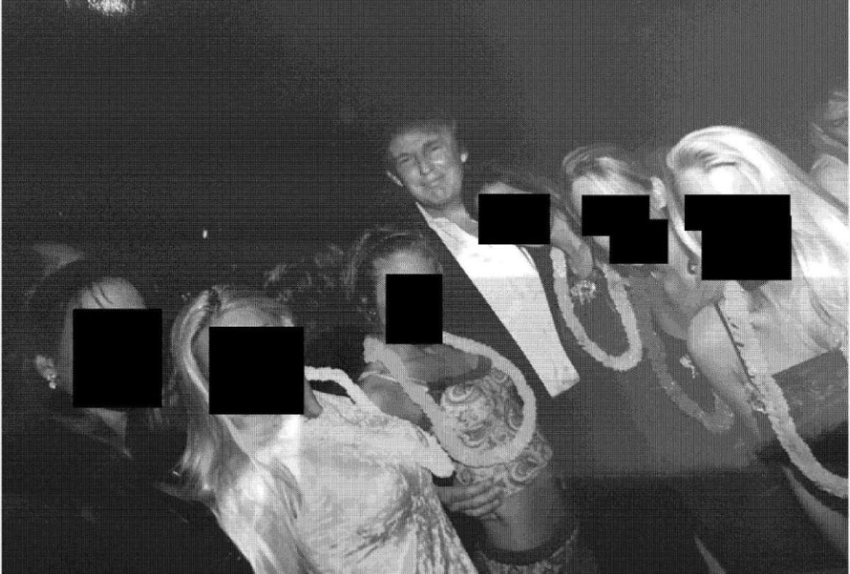 Trump aparece en nuevas fotos del archivo de Epstein publicadas por demócratas