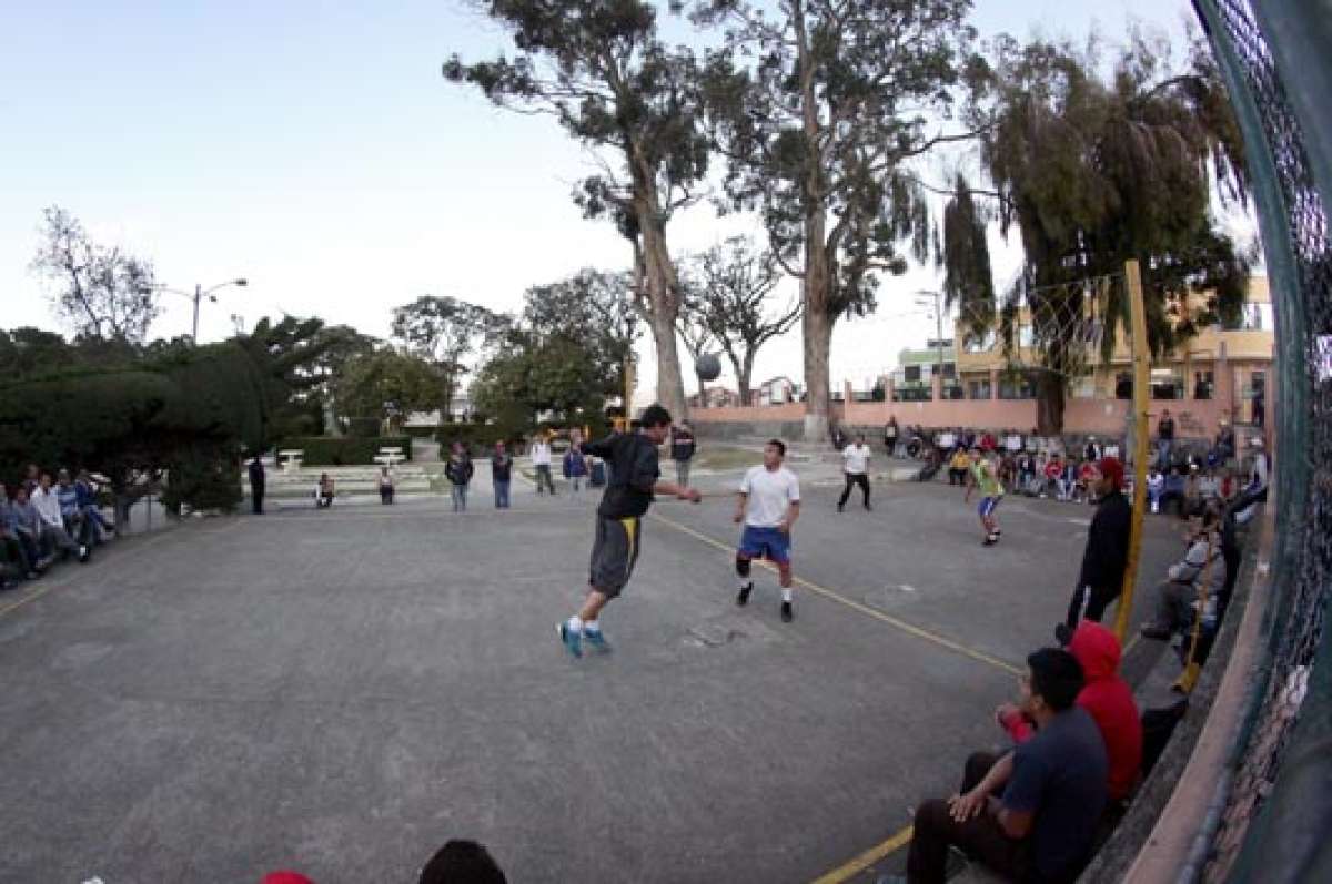 Los h&aacute;biles deportistas alternan partidos de voleibol con las manos y la cabeza. Los espectadores los aplauden. Foto: Roberto Ch&aacute;vez / El Tel&eacute;grafo