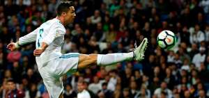 Real Madrid supera al Eibar (3-0) para mantener el ritmo del Barcelona