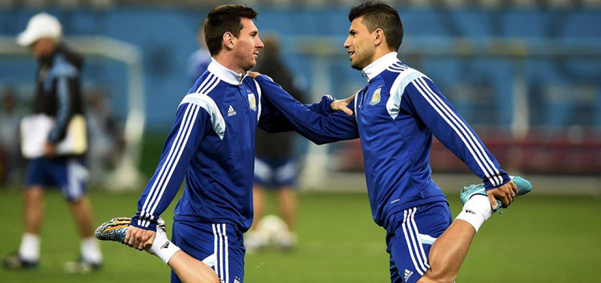 Lionel Messi (izq.) junto a Sergio Ag&uuml;ero, en una de las pr&aacute;cticas de la selecci&oacute;n argentina en el predio de Ezeiza. Sampaoli cree que se pueden complementar.