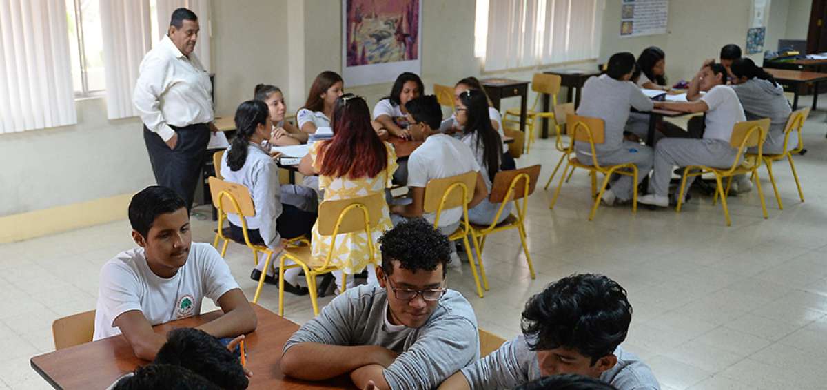 Los estudiantes de la unidad educativa Alfredo Vera Vera resuelven cuestionarios con apoyo de enciclopedias. Ellos son acompa&ntilde;ados por los docentes.