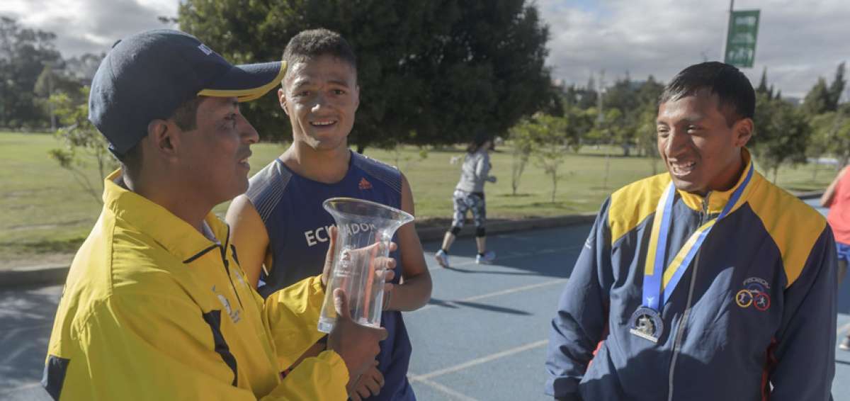 El deportista ecuatoriano Luis Calo (d) junto con su entrenador Freddy Moposita, luego de ganar la Marat&oacute;n de Boston en abril pasado.