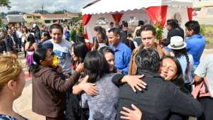  Los reci&eacute;n casados recibieron las felicitaciones de  amigos y familiares ayer en la explanada del parque Luis Cordero, tras las ceremonias.