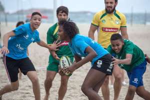 Los entrenamientos en Ipanema atraen cada vez a m&aacute;s j&oacute;venes de las favelas vecinas. Es una pr&aacute;ctica que cautiva.