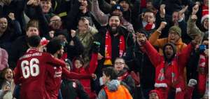 Van Dijk, Alisson y un imperial Salah meten al Liverpool en octavos