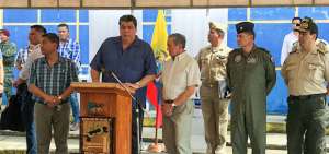 El ministro del Interior, Mauro Toscanini, detalla las acciones que se implementar&aacute;n en la frontera. A la derecha el ministro de Defensa, Oswaldo Jarr&iacute;n.