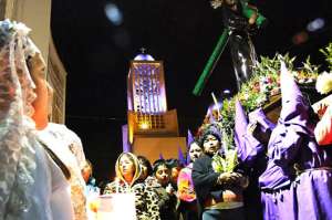 Una procesi&oacute;n nocturna en Ambato, convoca a miles de fieles en las principales v&iacute;as. FOTO: ROBERTO CHAVEZ 