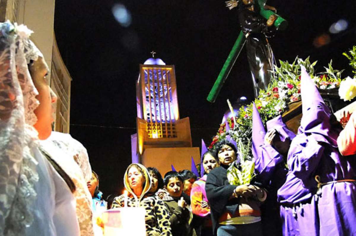 Una procesi&oacute;n nocturna en Ambato, convoca a miles de fieles en las principales v&iacute;as. FOTO: ROBERTO CHAVEZ 