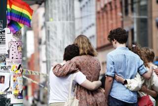 Noruega conmemora a las víctimas del ataque a tiros contra el pub LGBTI