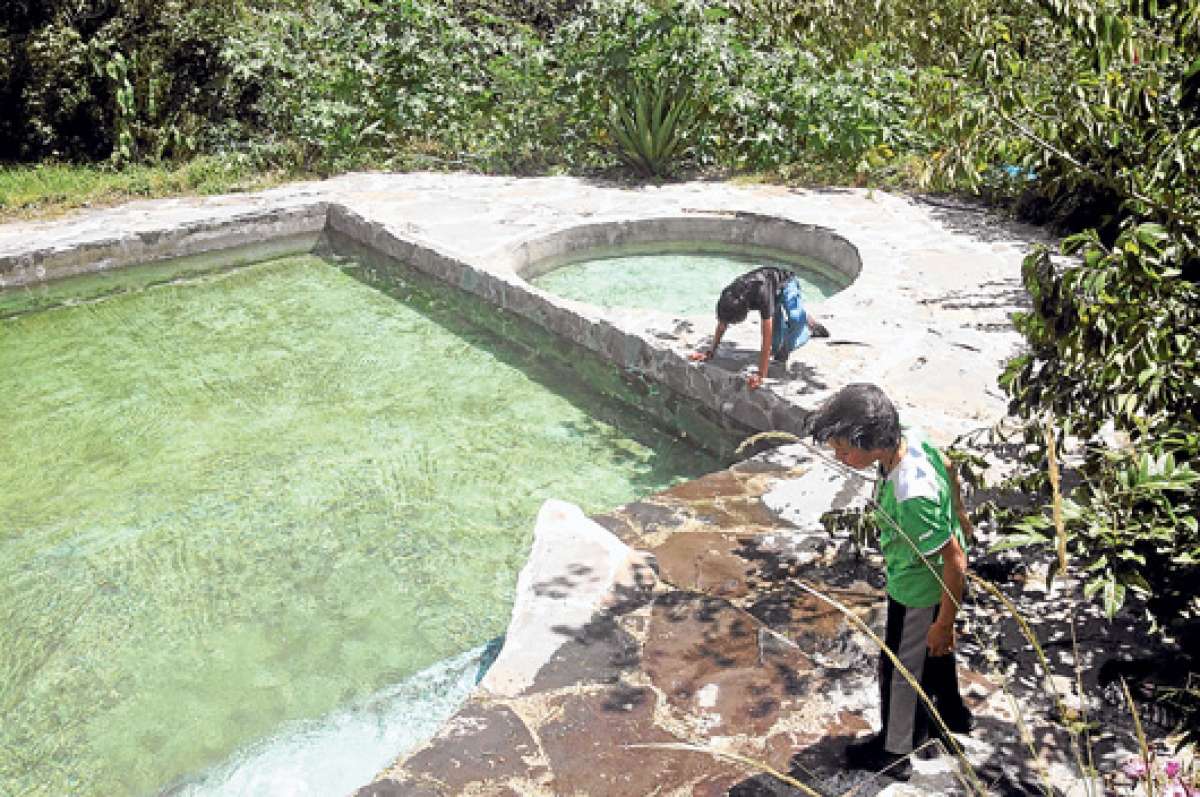 Las piscinas se llenan con agua de vertiente que baja desde lo alto de las monta&ntilde;as circundantes. El calor obliga a estos ni&ntilde;os a sumergir sus cabezas. Fotos: Jos&eacute; Miguel Castillo/ El Tel&eacute;grafo