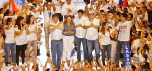 El candidato se despidi&oacute; de sus seguidores en la tarima acompa&ntilde;ado de su familia.