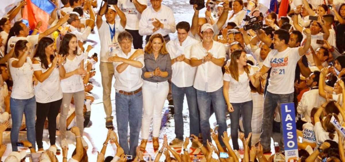 El candidato se despidi&oacute; de sus seguidores en la tarima acompa&ntilde;ado de su familia.