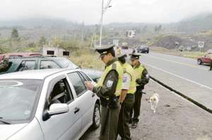 El sector Los P&aacute;jaros, a la entrada del cant&oacute;n Ba&ntilde;os, es uno de los principales puntos de vigilancia policial en Tungurahua. Es paso obligado para llegar a Puyo. Foto: Roberto Ch&aacute;vez / El Tel&eacute;grafo