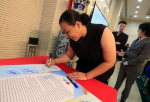 La encargada de Negocios interina de la Embajada de China, Wei Lin, despide a los 40 estudiantes ecuatorianos que viajarán a China con becas del gobierno chino, en la sede diplomática en Quito.