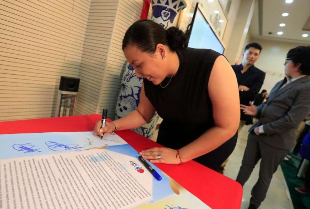La encargada de Negocios interina de la Embajada de China, Wei Lin, despide a los 40 estudiantes ecuatorianos que viajarán a China con becas del gobierno chino, en la sede diplomática en Quito.