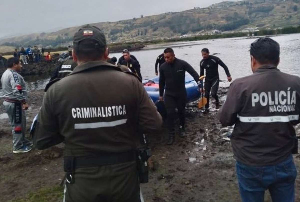 La Policía Nacional coordinó el rescate de 40 pasajeros, tras un naufragio en la Laguna de Colta.