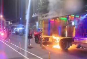 Chiva se incendia en plena ruta por la Amazonas, al norte de Quito