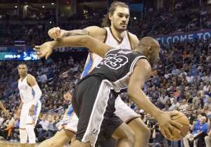 Duncan, Parker y Gin&oacute;bili se combinaron para su victoria n&uacute;mero 541 en la NBA. Foto: Agencia AFP