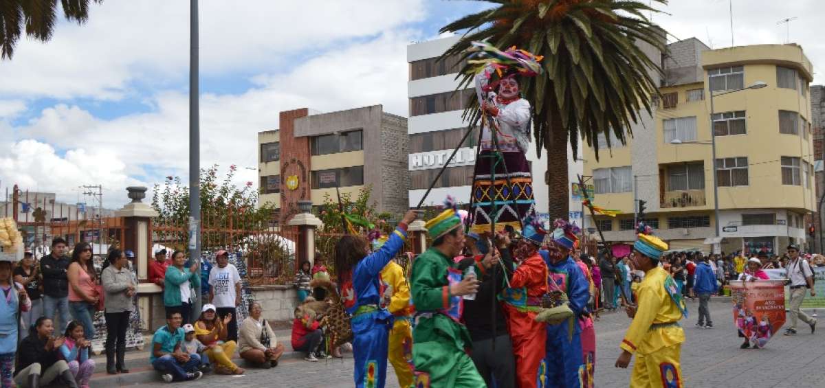 Los grupos de disfrazados se ubicaron en el centro de Salcedo, en los alrededores del parque Central, para empezar las danzas andinas de esta temporada.