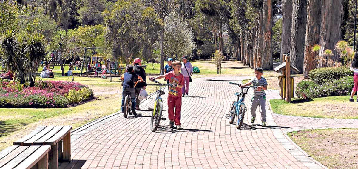 En el Parque Las Cuadras (Quito) se pueden desarrollar paseos en bicicleta y caminatas.  