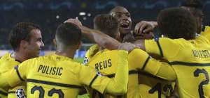 Borussia Dortmund se escapa como l&iacute;der tras golear 4-0 al Atl&eacute;tico