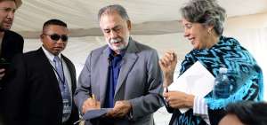 El director de cine Francis Ford Coppola ayer se dio tiempo hasta para firmar aut&oacute;grafos en la Casa de la Provincia.  