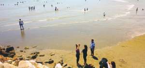 Los turistas que llegan de diferentes partes del Ecuador, en especial del Austro, disfrutan de las playas de Bajo Alto, situado en el cant&oacute;n el Guabo,consideradas las mejores de la provincia de El Oro. Fotos: Fabricio Cruz / El Tel&eacute;grafo