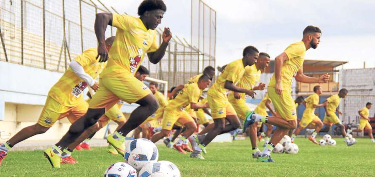 Roberto la &lsquo;Tuca&rsquo; Ordo&ntilde;es lidera una de las pr&aacute;cticas del Delf&iacute;n, en el estadio Jocay de Manta. El equipo &lsquo;cet&aacute;ceo&rsquo; es l&iacute;der del campeonato de la serie A.