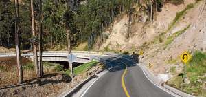 La carretera Guaranda-Las Herrer&iacute;as-San Juan posee dos carriles bidireccionales, se&ntilde;al&eacute;tica horizontal y vertical, y cunetas para el drenaje de aguas lluvias.