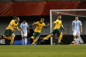 Los jugadores argentinos observan impotentes la celebraci&oacute;n de Australia, que los elimin&oacute; del Mundial. Foto: AFP
