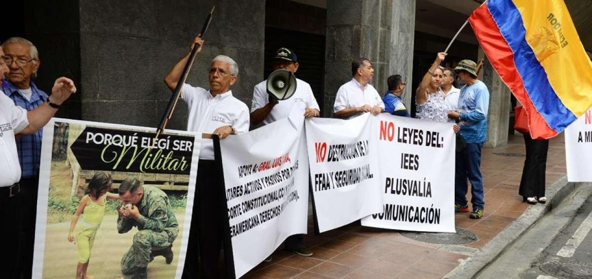 Alrededor de 10 personas iniciaron el plant&oacute;n en los exteriores del Issfa. Al final se reunieron cerca de 30.