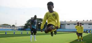 Un grupo de ni&ntilde;os de las escuelas de f&uacute;tbol de la Secretar&iacute;a del Deporte realiz&oacute; una exhibici&oacute;n de entrenamiento antes de la inauguraci&oacute;n de la cancha. 