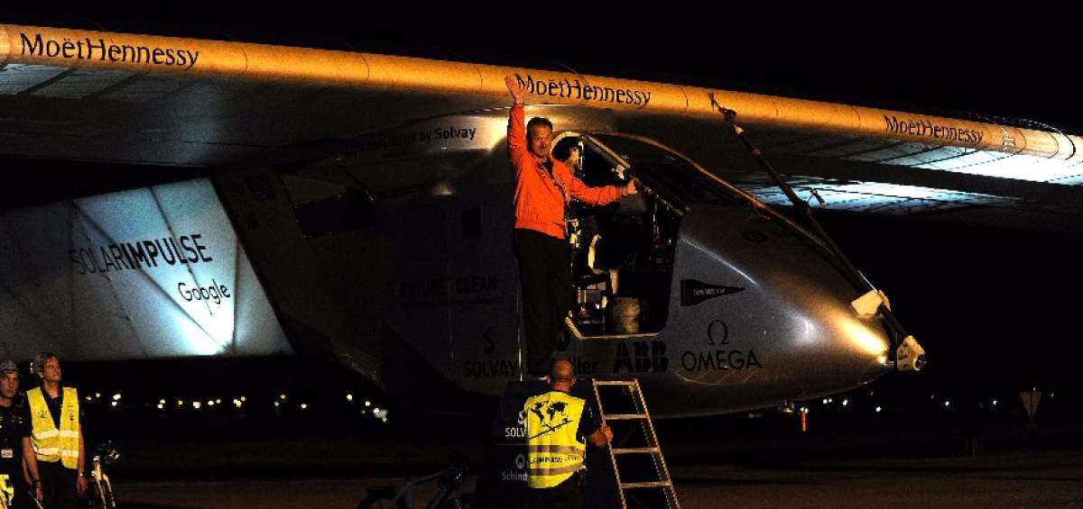 El piloto suizo, Andr&eacute; Borschberg, saluda a los asistentes antes del despegue de la aeronave, que busca crear conciencia sobre recursos renovables.