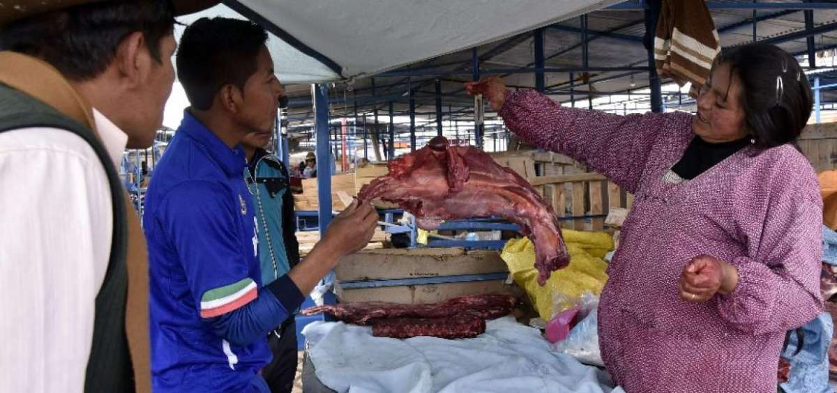 En el mercado Las Am&eacute;ricas en Oruro, Bolivia, se vende la carne de llama.