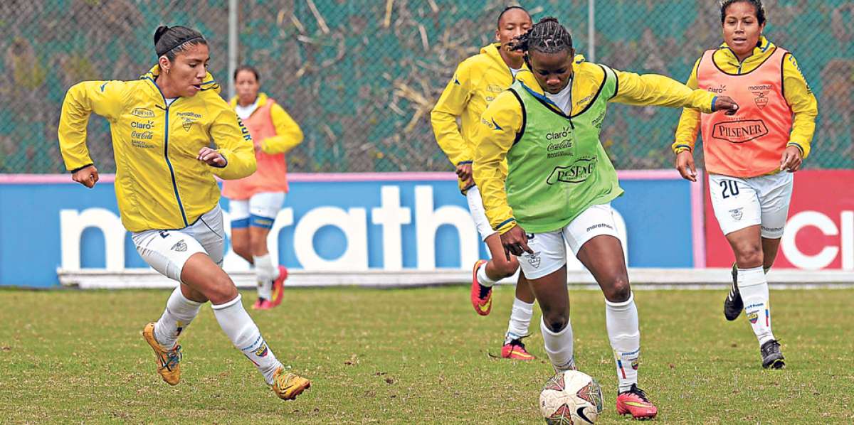 M&oacute;nica Quinteros (der.), delantera de la selecci&oacute;n, domina el bal&oacute;n ante la marca de Madeline Riera. Foto: Santiago Aguirre / El Tel&eacute;grafo.