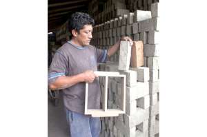 Diego Efra&iacute;n Rivera mantiene su oficio de elaborar ladrillos en la provincia de Loja hace muchos a&ntilde;os. Su trabajo es muy reconocido. Foto: Hugo Pitisaca   |  para El Tel&eacute;grafo
