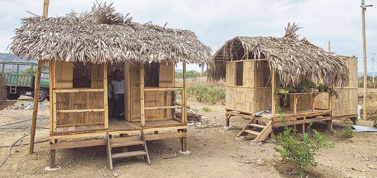 Las casas a escala de ca&ntilde;a guadua se muestran en una propiedad ubicada sobre el Paso Lateral de Portoviejo, en el noreste de la capital manabita. Se venden desde $ 350 cada una y los adultos son los clientes.