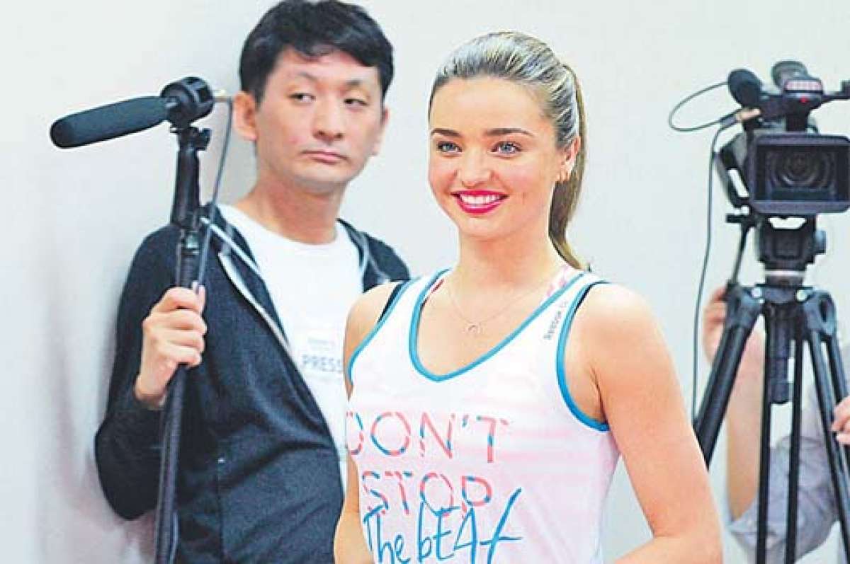 Miranda Kerr dio clases de yoga en Tokio para campa&ntilde;a