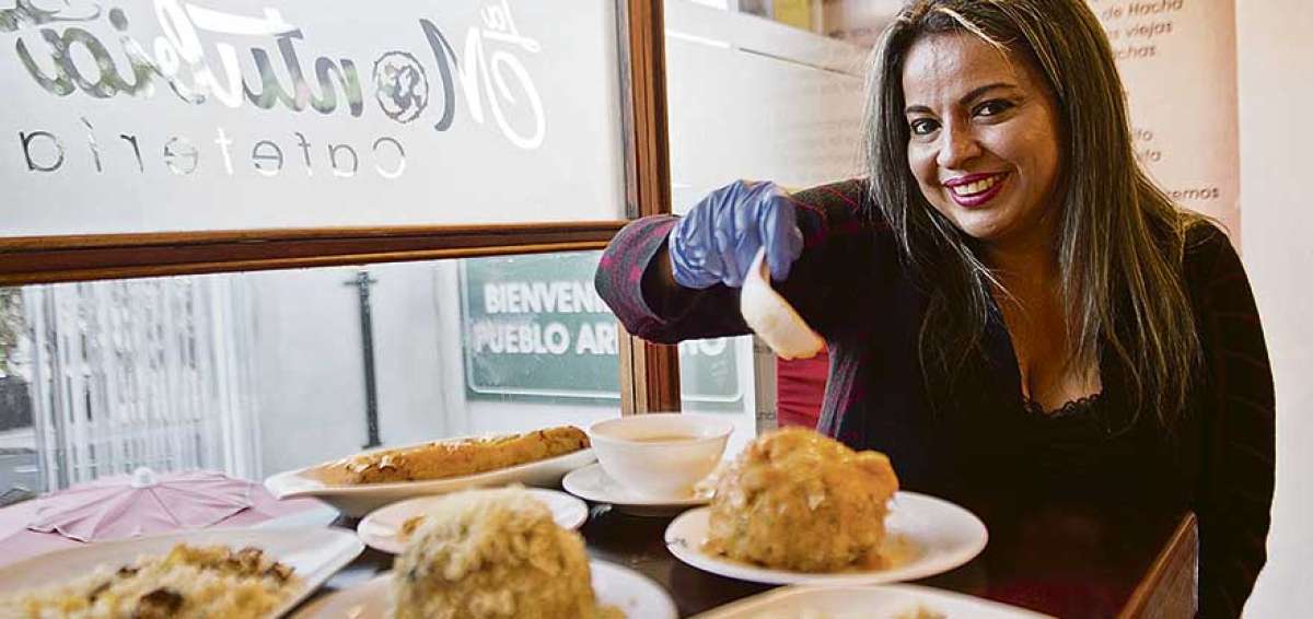 Con una sonrisa y actitud positiva, Ang&eacute;lica atiende a sus clientes a diario. En las paredes de sus locales se exhiben amorfinos y coplas (poemas hechos canci&oacute;n), elementos literarios de su tierra en los que se conjugan el ingenio, la elegancia, las an&eacute;cdotas del d&iacute;a a d&iacute;a, incluso algo de picard&iacute;a.