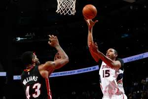 Al Horford (d.) fue el m&aacute;ximo anotador de los Hawks para su victoria ante Miami Heat. Foto: AFP